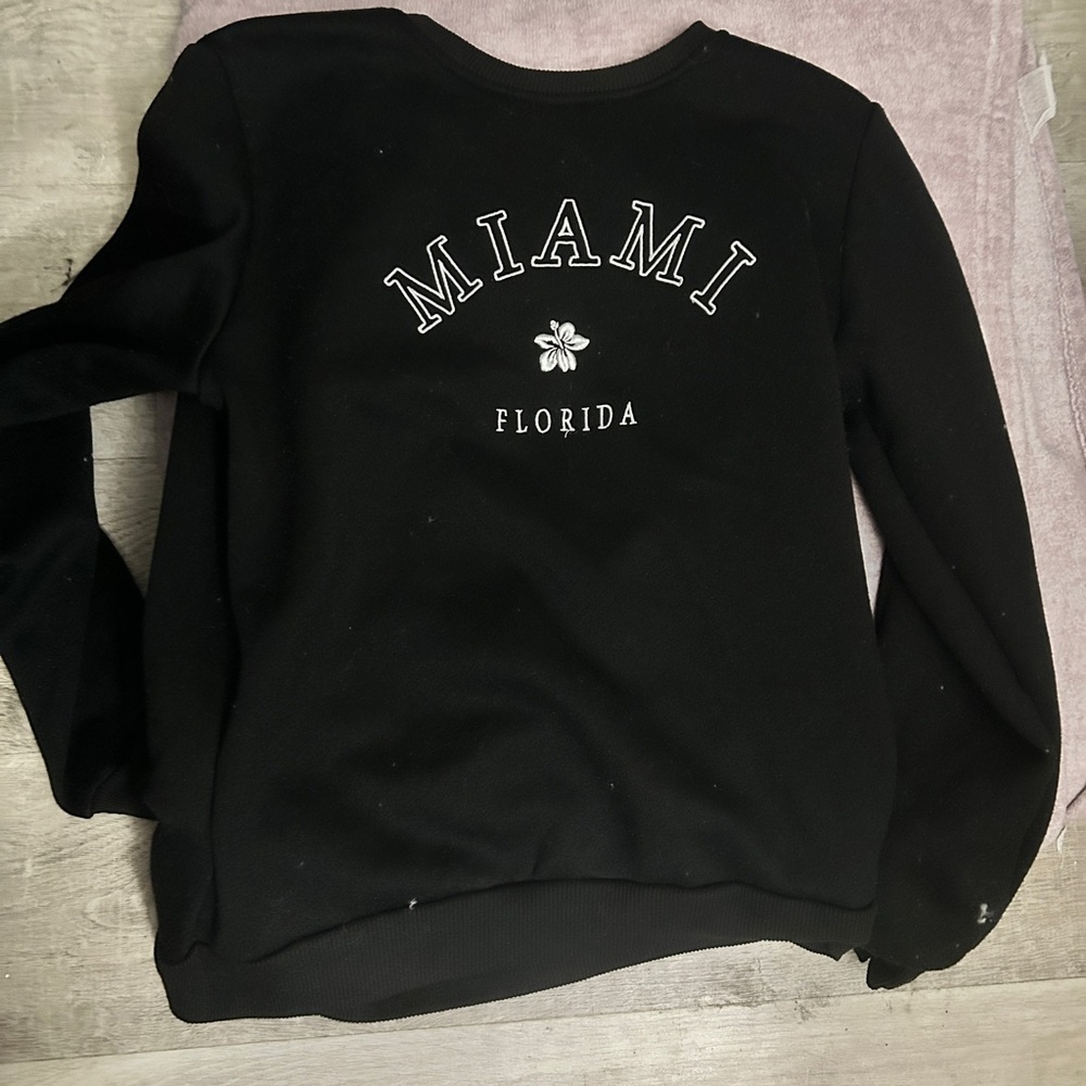 • black crew neck